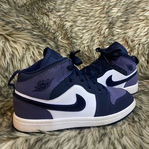 Gently used. Kids Nikes sneakers size 1.5Y